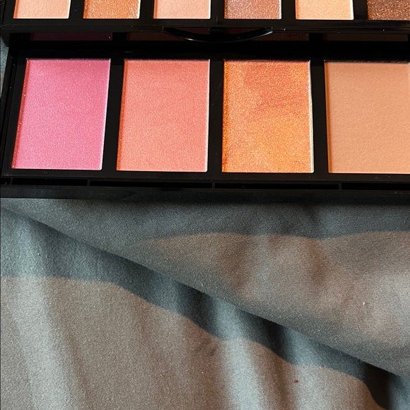 Lancome Vibrant Eyeshadow Palette with Pink, Orange, and Brown Tones - Picture 5 of 7